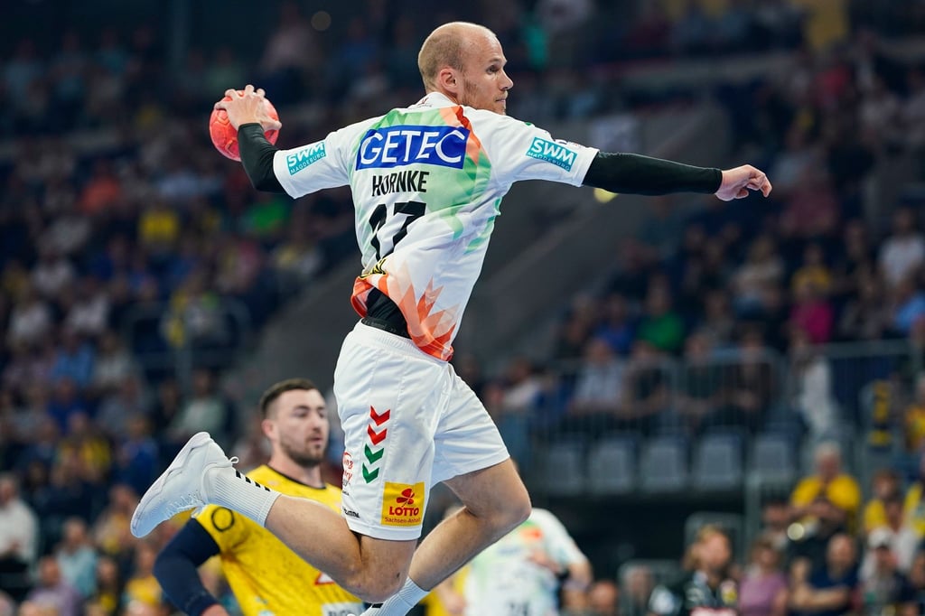 Magdeburgs Tim Hornke wirft den Ball.