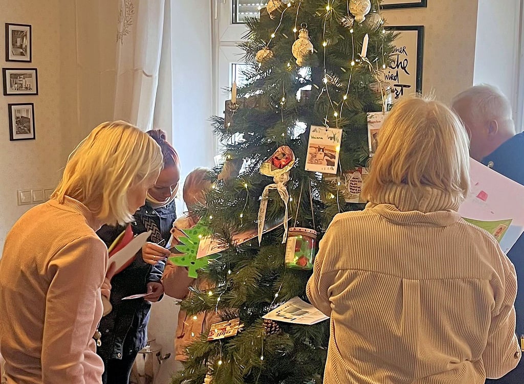 An insgesamt drei Weihnachtsbäumen konnten die Kinder und Jugendlichen mit Hilfe von Erwachsenen ihre Geschenkewünsche für den Heiligabend anbringen. In Gardelegen ist das noch bis zum 13. Dezember in der Touristinformation möglich.