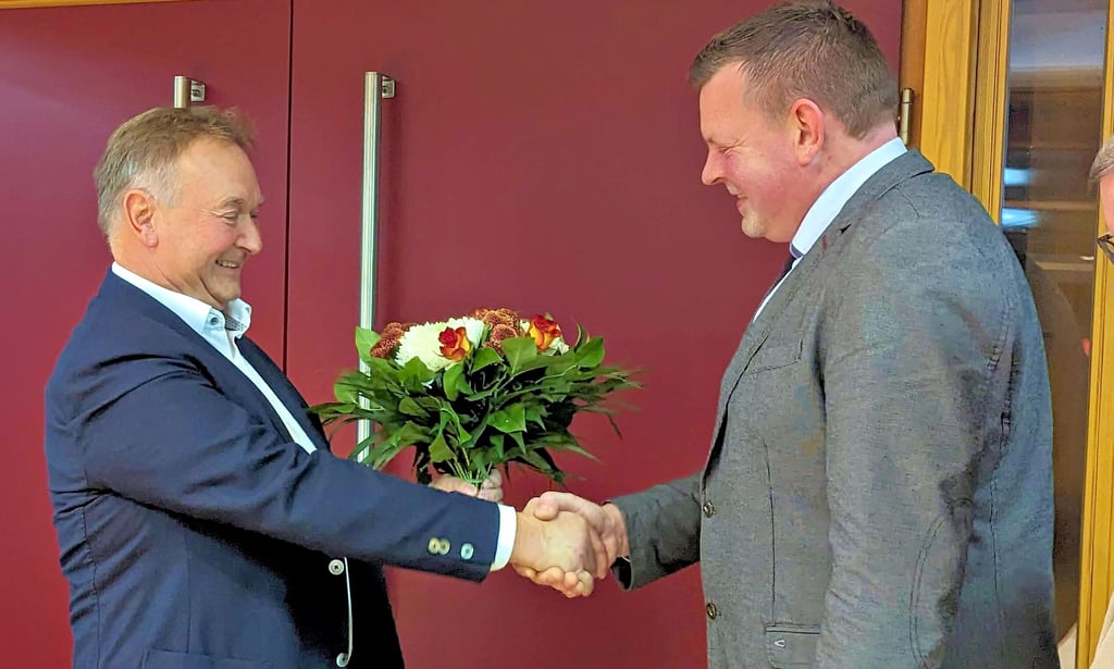 Noch-Bürgermeister Bernd Köppen beglückwünschte seinen Nachfolger Marko Simon.