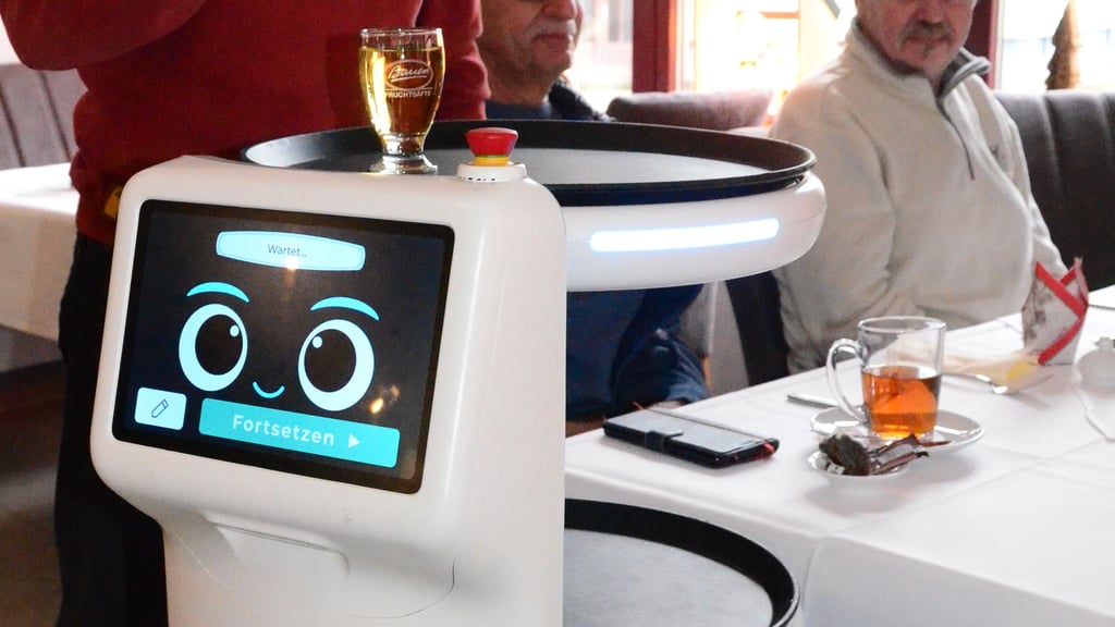 Der Roboter "Plato" serviert zwei Wochen auf Probe im Gardelegener Reutterhaus.