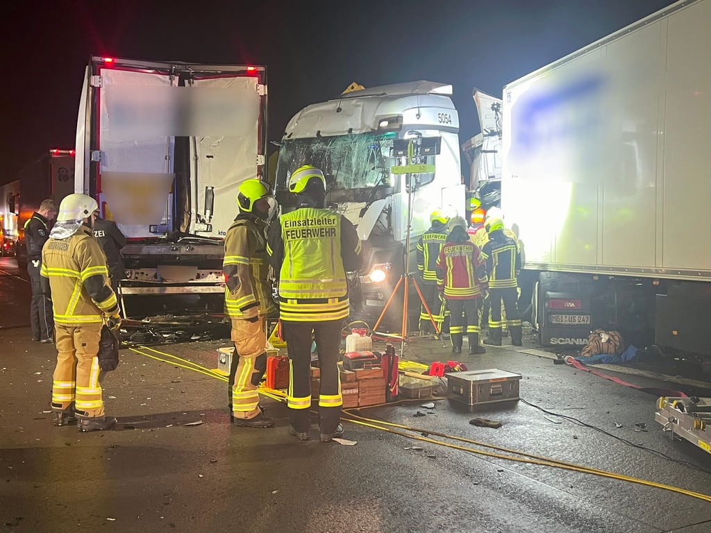 Rettungskräfte stehen am Unfallort auf der A38.