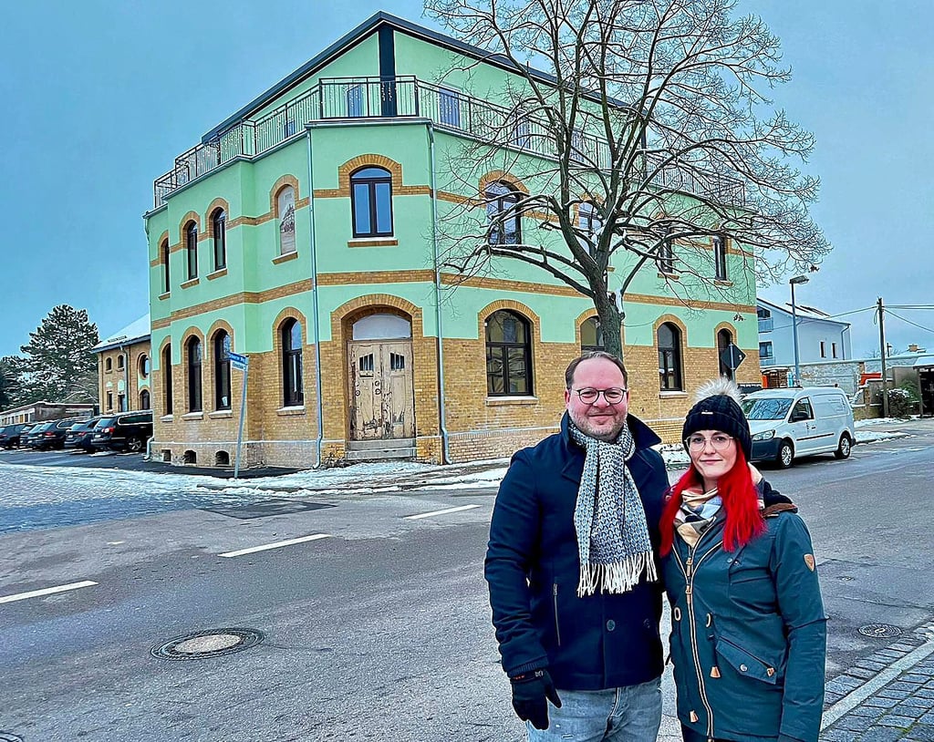Die „Linde“ in Zscherndorf ist ein Hingucker, das finden nicht nur Michael Aermes und Anna Sophie Graupner.