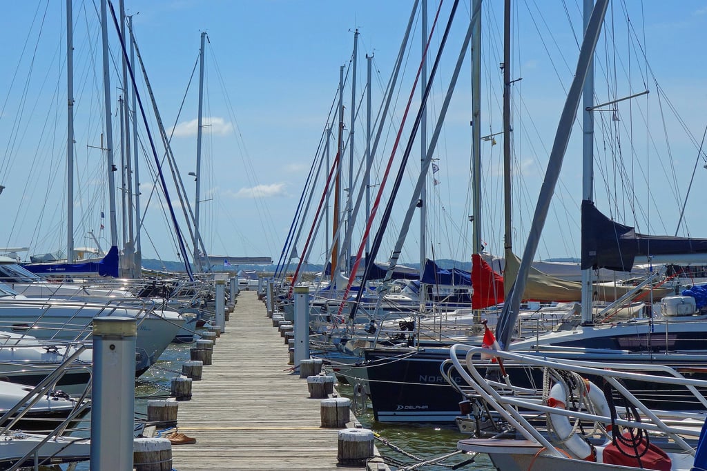 Die Urlauberin stürzte im Hafen Krummin auf der Insel Usedom ins eiskalte Wasser.