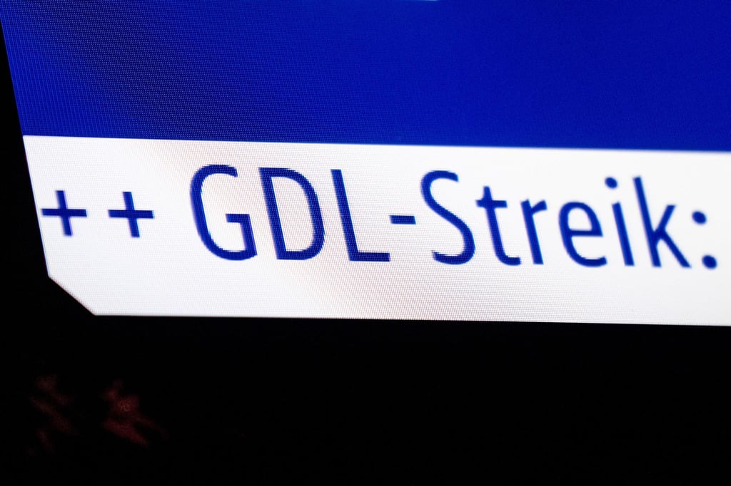 Die Anzeige des Berliner Hauptbahnhof weist auf den GDL Streik hin.