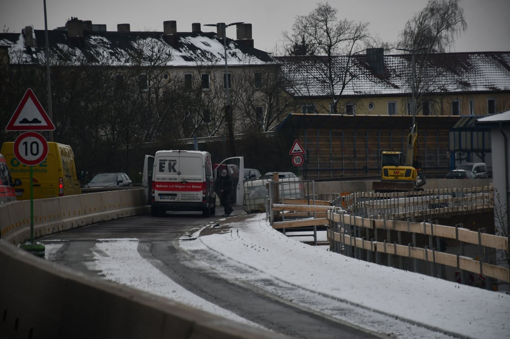 Auf der Brücke des Magdeburger Rings über die Halberstädter Straße sollen die Leitplanken saniert werden. Nur einspurig und mit Tempo 10 kann der Verkehr aktuell die Ringbrücke passieren.