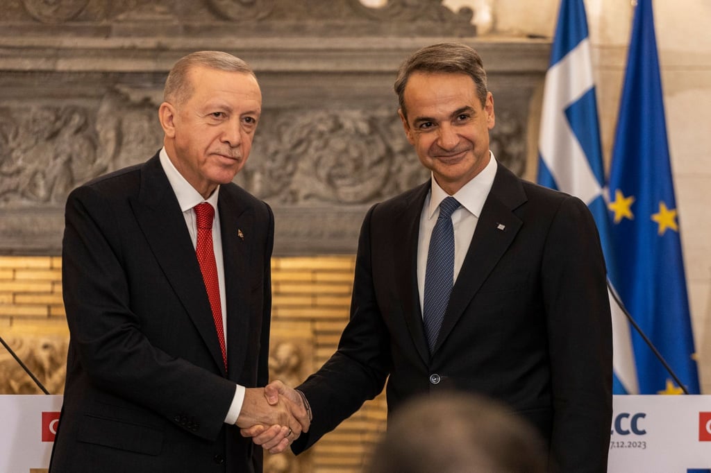 Zeigten sich in Athen äußerst versöhnlich: der türkische Staatspräsident Recep Tayyip Erdogan (l) und der griechische Ministerpräsident Kyriakos Mitsotakis.