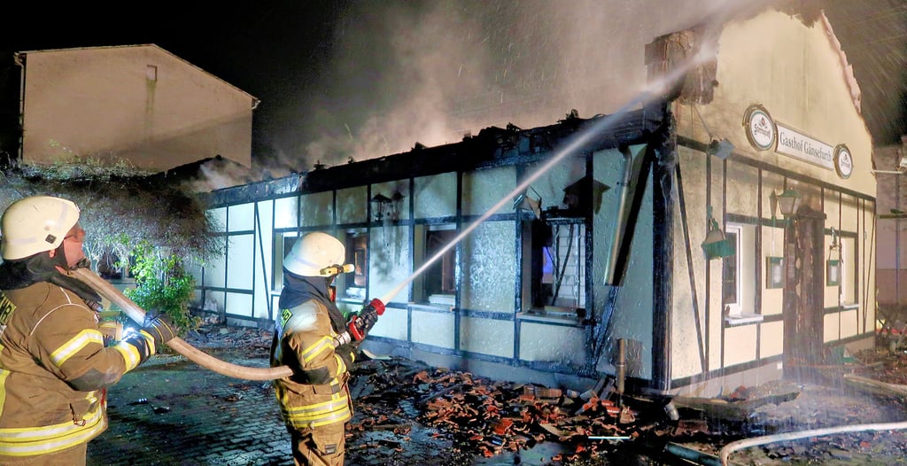 Kameraden der Ortswehr Hecklingen waren in der Nacht zum Brandeinsatz an der ehemaligen Gaststätte „Gans und Gar" in Gänsefurth.
