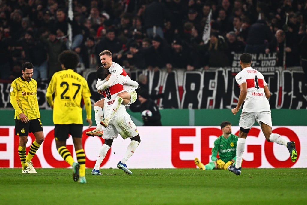 Stuttgarts Serhou Guirassy (3.v.l.) und Maximilian Mittelstädt (2.v.r.) feiern das 2:0.