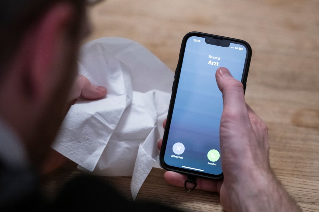 Die Möglichkeit zur telefonischen Krankschreibung erleichtere die Praxisabläufe und helfe auch Patientinnen und Patienten, so der Hausärzteverband.