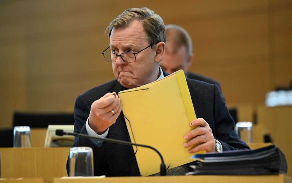 Bodo Ramelow (Die Linke), Ministerpräsident von Thüringen, hält während der Sitzung des Thüringer Landtags eine Mappe.