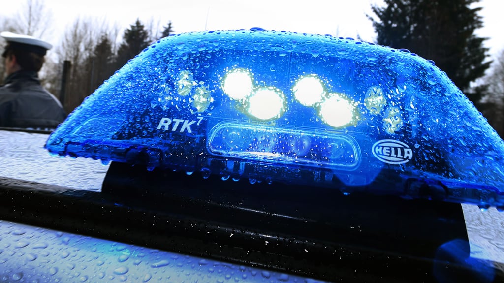In Böhnshausen im Harz wurde eine Frau bei einem Unfall mit einem Lkw tödlich verletzt.