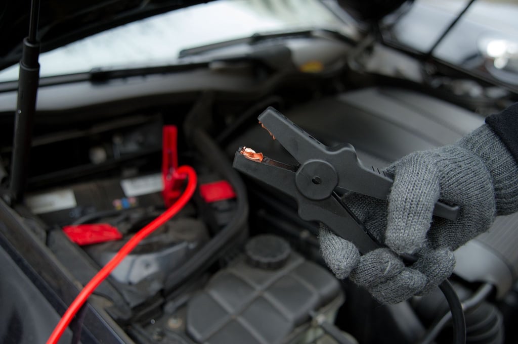 Energiespritze mit ordentlich Saft: Mit einem Starthilfekabel an Bord, kann man sich bei schwacher Batterie bei anderen Hilfe holen oder selbst Starthilfe geben.