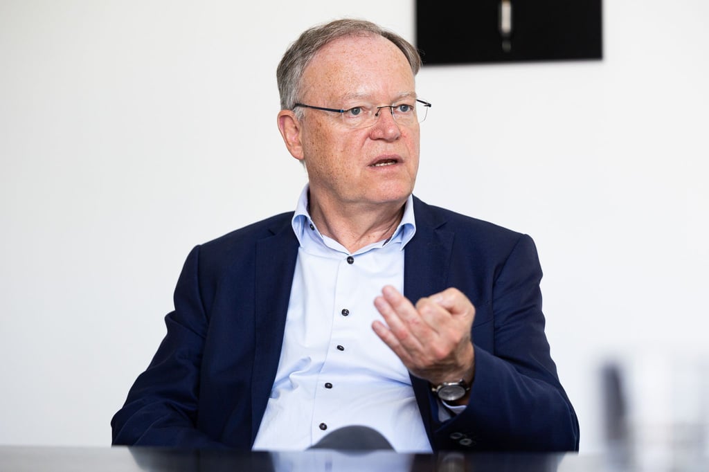 Stephan Weil sitzt in seinem Büro in der Staatskanzlei während eines Interview der dpa.