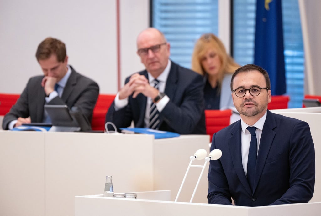 Jan Redmann, Brandenburger CDU-Fraktionsvorsitzender, spricht im Brandenburger Landtag.