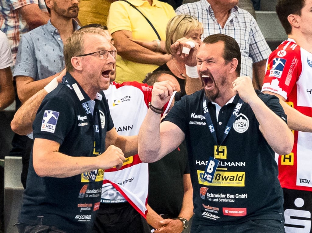 Misha Kaufmann (r), Trainer von Eisenach, jubelt nach dem gewonnenem Spiel.