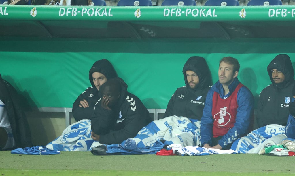Ungläubige Blicke während des Pokal-Aus des FCM (v. l.): Baris Atik, Amara Condé, Luc Castaignos, Connor Krempicki und Xavier Amaechi.