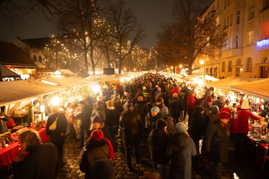 Besucher schlendern über den Alt-Rixdorfer Weihnachtsmarkt.