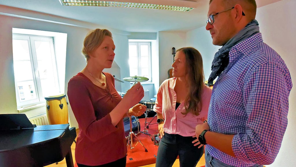 Christine Helms (Mitte) und Kay Mähnert übernehmen die Tanz- und Musikschule von Beatrix Lampadius.