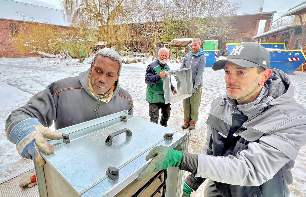 Der Naturhof Zellewitz wird derzeit von den Mitarbeitern des Fördervereins Bildung und Arbeit um Frank Larisch (2. v.l.) ausgeräumt.