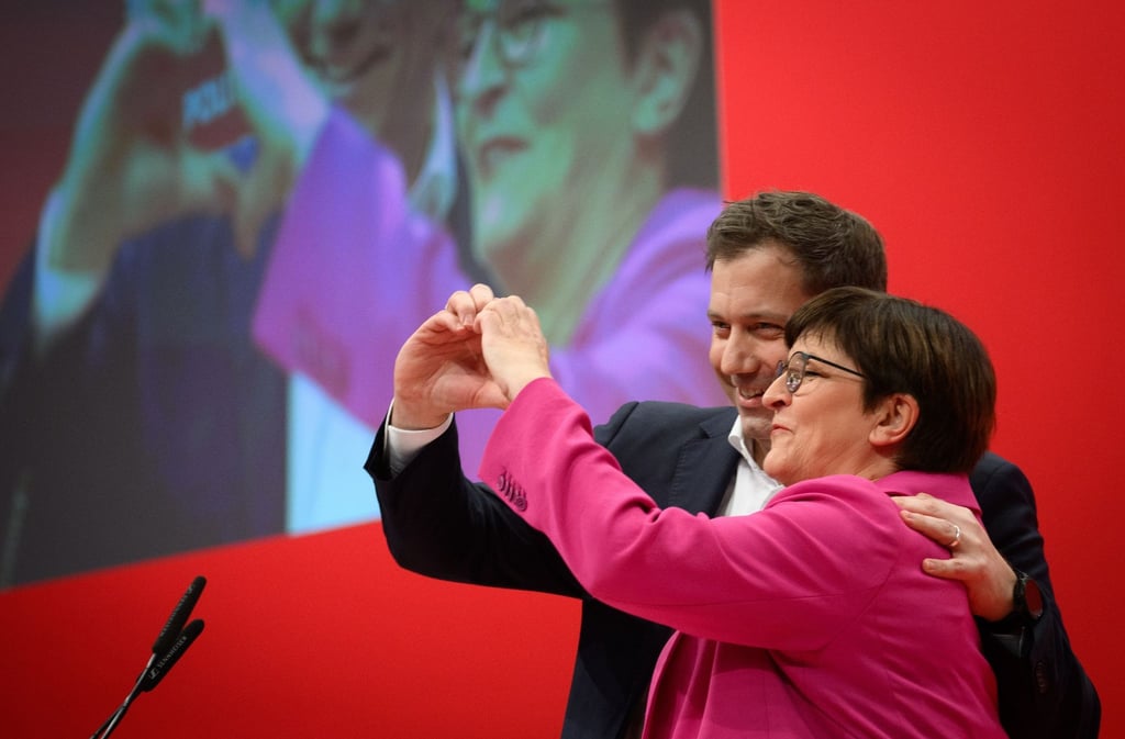 Bleiben an der Spitze der Partei: Lars Klingbeil und Saskia Esken nach ihrer Wiederwahl.