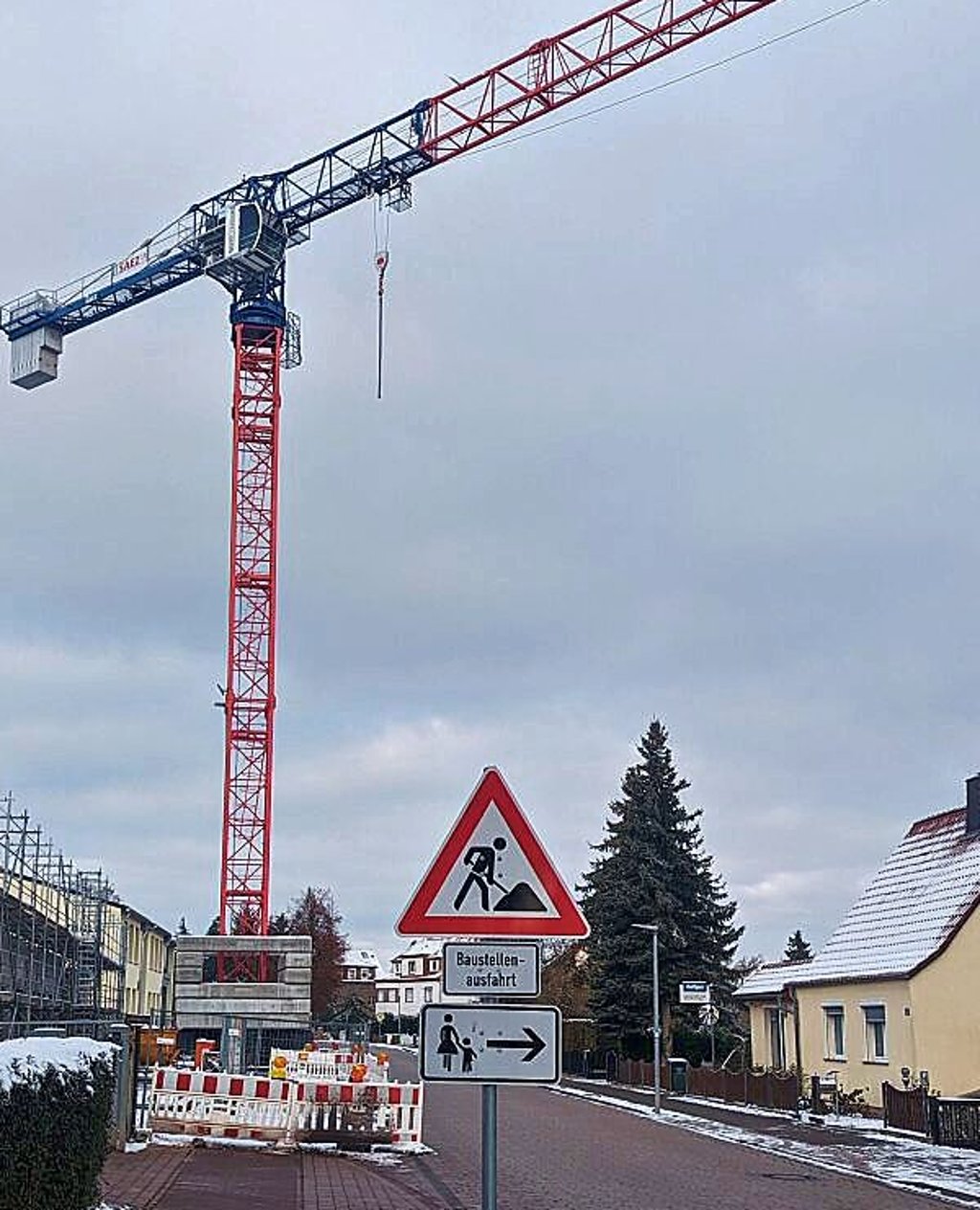 Die Baustelle blockiert den Gehweg direkt an der Sekundarschule.