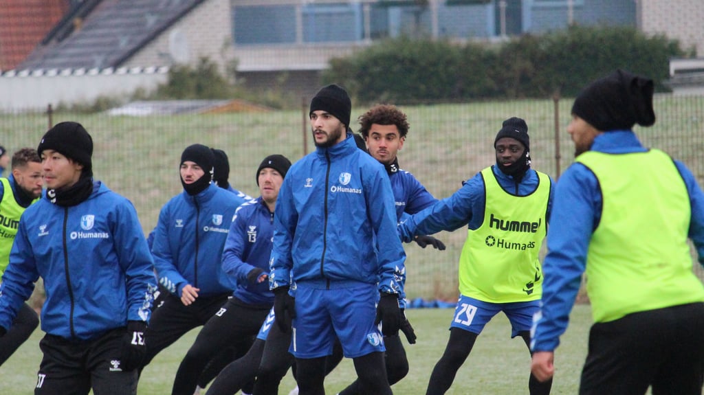 Der 1. FC Magdeburg im Training am Freitag vor dem Spiel gegen Zweitligist Greuther Fürth. Mo El Hankouri (M.) ist nach langer Verletzung wieder fit und laut FCM-Cheftrainer Christian Titz im Kader.