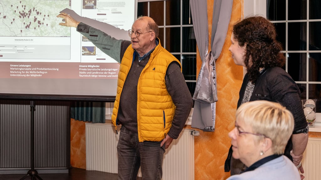 Bernd Hopke macht im Porzellaneum klar, wo Annaburg in der Welterberegion liegt.