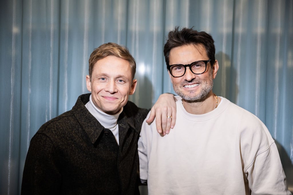 Matthias Schweighöfer (l) und Regisseur Simon Verhoeven haben für den neuen Film „Girl You Know It's True“ zusammen gearbeitet.