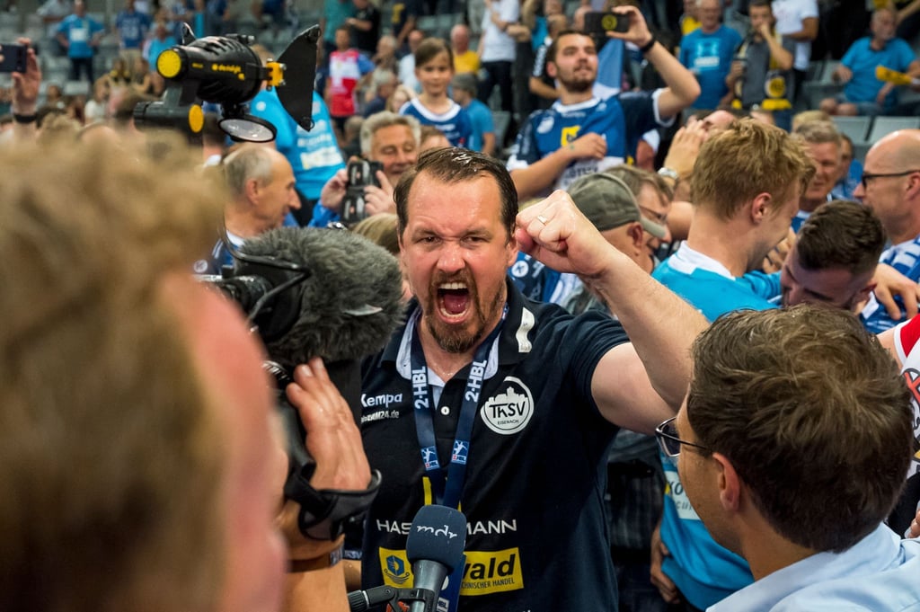 Misha Kaufmann (M), Trainer von Eisenach, jubelt sich nach gewonnenem Spiel.