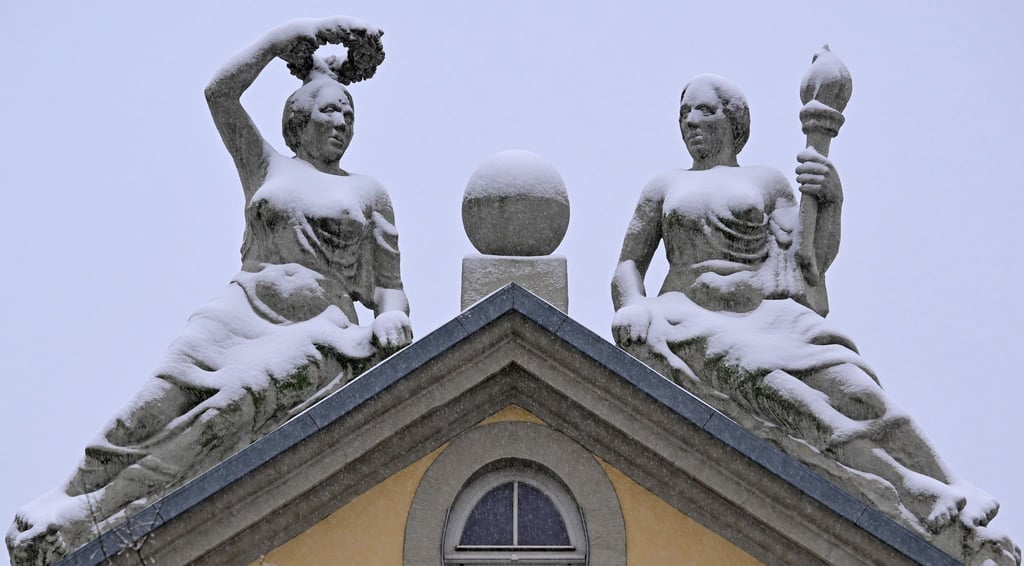 Schnee liegt auf dem Dach eines Hauses in der Erfurter Altstadt.