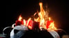 In der Advent- und Weihnachtszeit kann durch brennende Kerzen auch schnell mal ein Feuer entstehen.