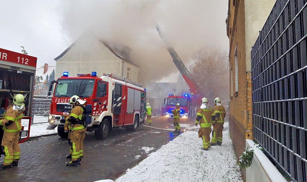 Schock am Morgen: Das Haus in der Zscherndorfer Lindenstraße brennt aus.