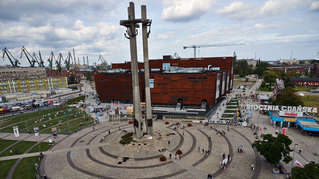 Solidarnosc-Platz in Danzig: vorn die Kreuze für die Opfer des Aufstandes von 1970, dahinter das Solidarnosc-Zentrum, rechts das alte Tor der Werft