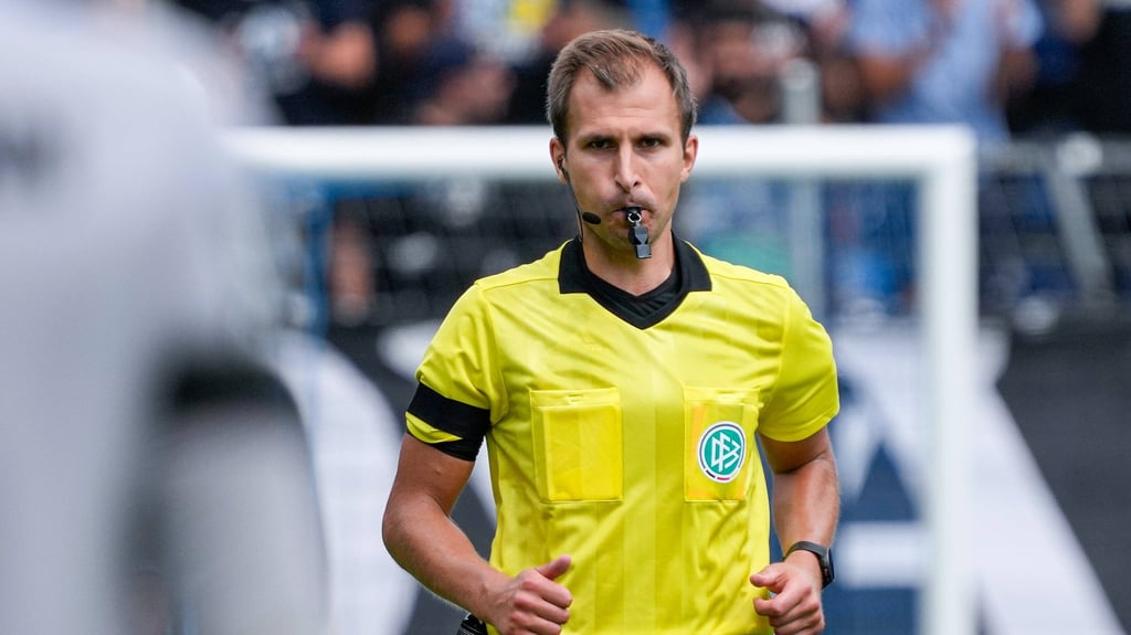 Schiedsrichter Florian Heft ist am Samstag beim Spiel zwischen dem 1. FC Magdeburg und Greuther Fürth im Einsatz.