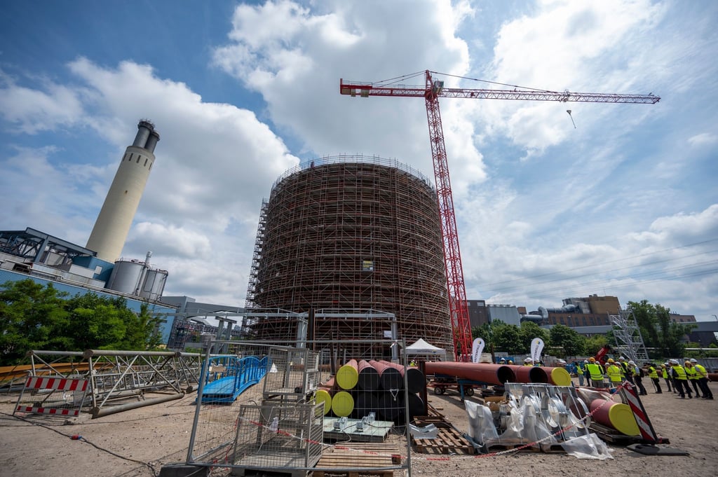 Auf dem Gelände des Heizkraftwerks Reuter West wird ein Wärmespeicher gebaut.