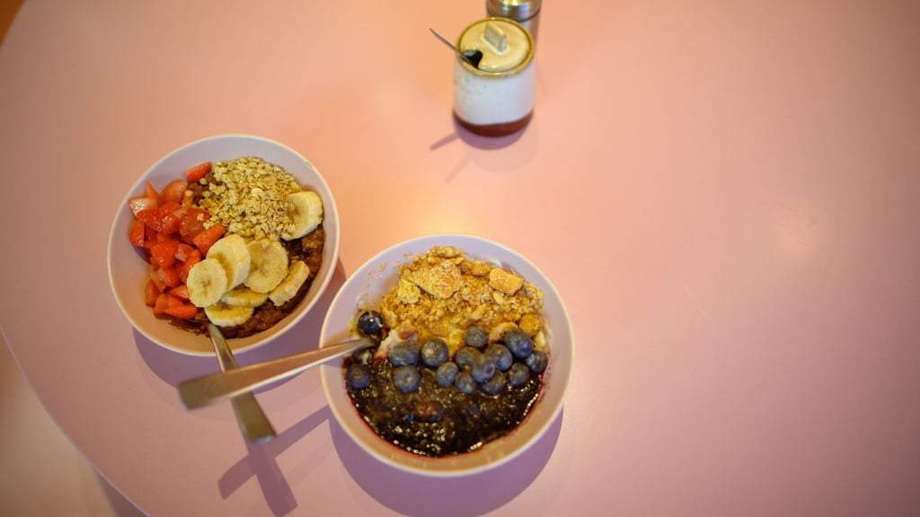 Da kann man sich nur schwer entscheiden: Milchreis mit Bananen und Erdbeeren (l) oder mit Cheesecake-Geschmack und Blaubeeren?