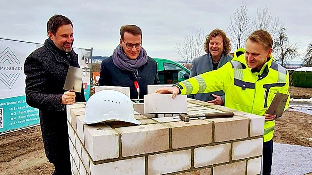 Grundsteinlegung für neues Mehrfamilienhaus am Wernigeroder Ziegenbergblick (von links): Matthias Dormann von der Harzsparkasse, OB Tobias Kascha, Architekt Andreas Dieckmann und Bauherr Sebastian Mühlhans.