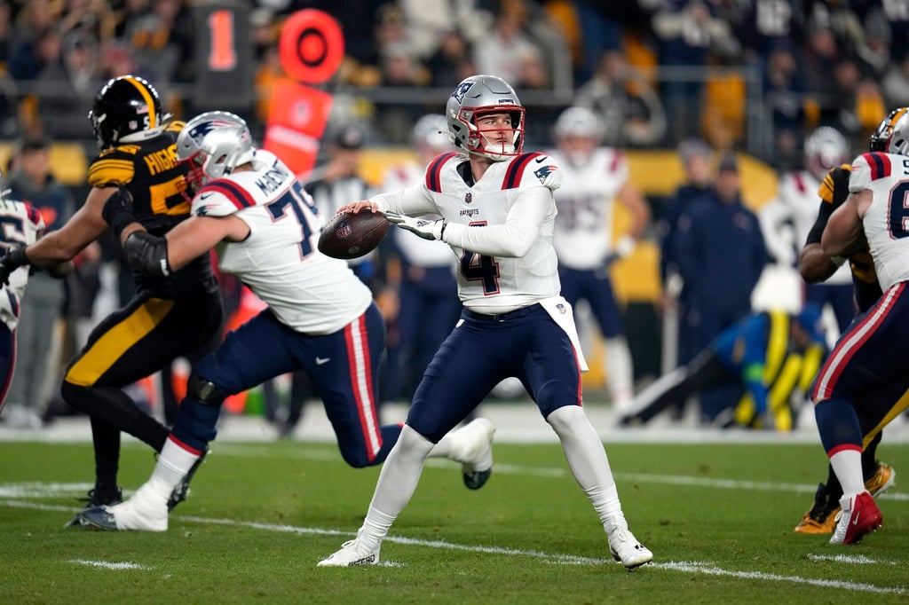 New England Patriots Quarterback Bailey Zappe wirft.