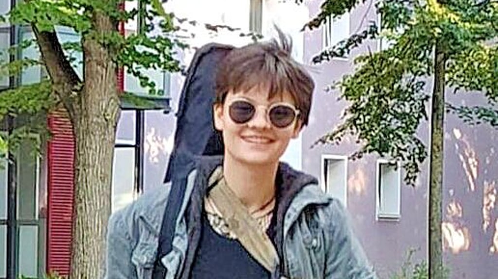 Ildiko Pfennig macht sich mit ihrer Gitarre auf den Weg zum Contest-Finale am Samstag in Bonn.