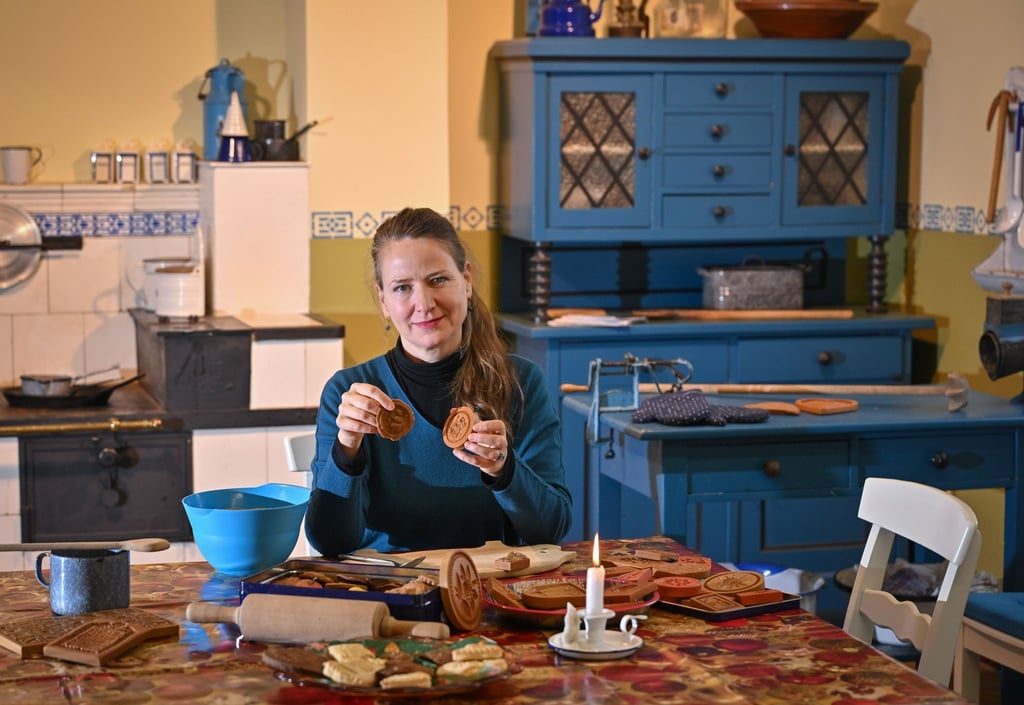Museumspädagogin Halina Muchow sitzt in „Uromas Küche“ im Museum Viadrina und stellt Lebkuchen her.