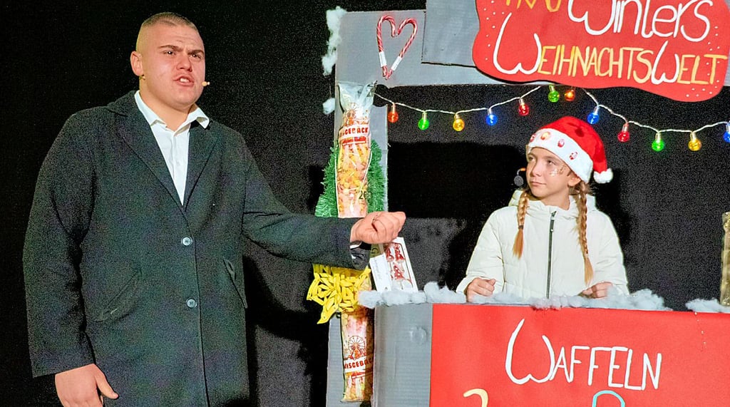 Pascal Ackmann gab bei der Aufführung der „Weihnachtsgeschichte“ einen wunderbaren Eduard Skrutsch. Auch Finya Burdack überzeugte mit großem schauspielerischen Talent.