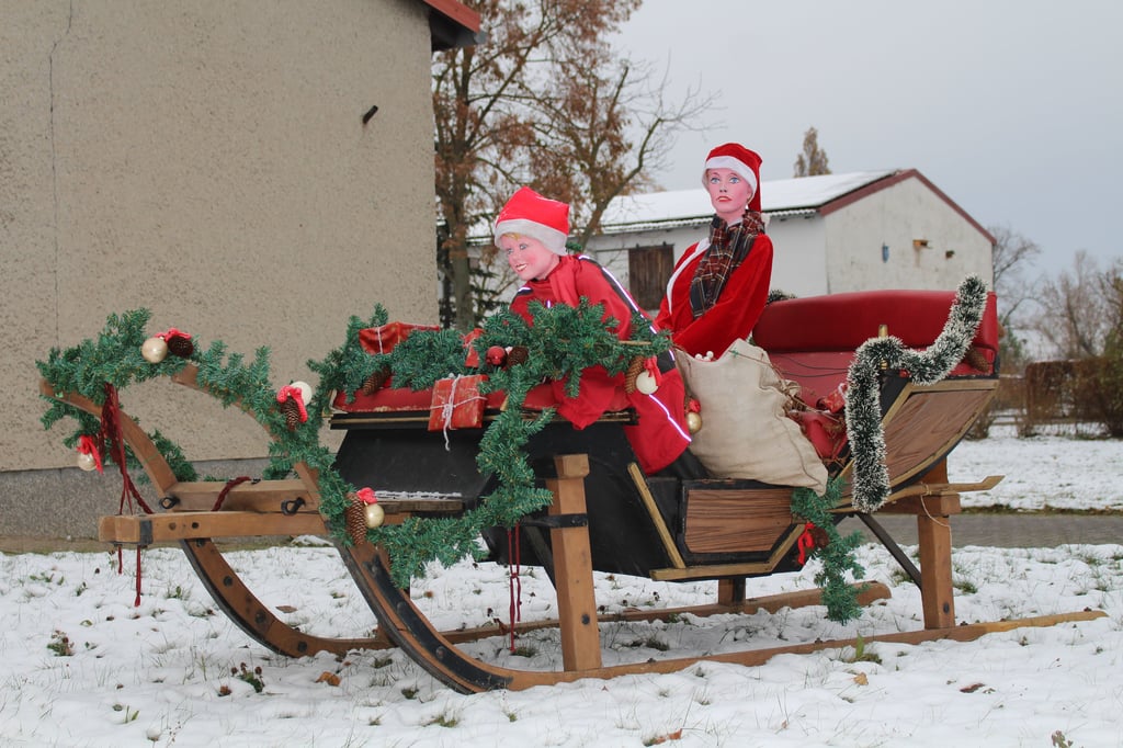 Weihnachtsstimmung herrscht allerorten: In Buhlendorf ist dieser Schlitten als weihnachtliche Deko mitten im Dorf zu finden.