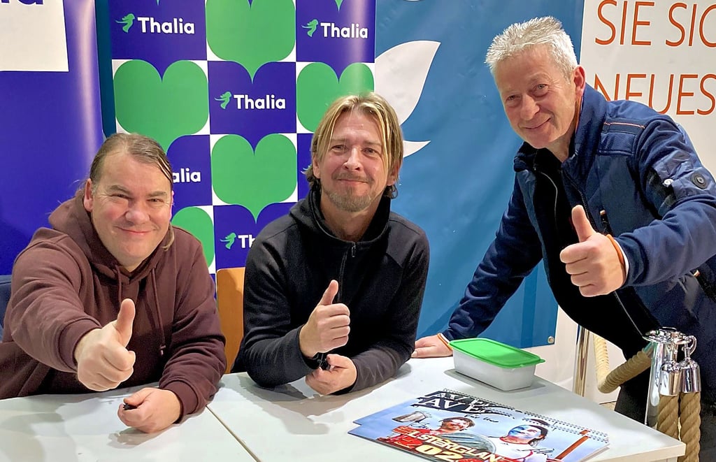 Autogramme und Fotos: Auch Uwe Schimmelpfennig (r.) posierte mit Elsterglanz.