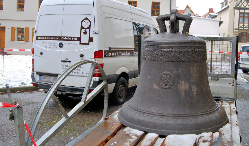 Die sanierte Glocke von St. Mauritius, die nach aufwendiger Restaurierung wieder in den Glockenturm eingebaut wurde, wird nun feierlich eingeweiht.
