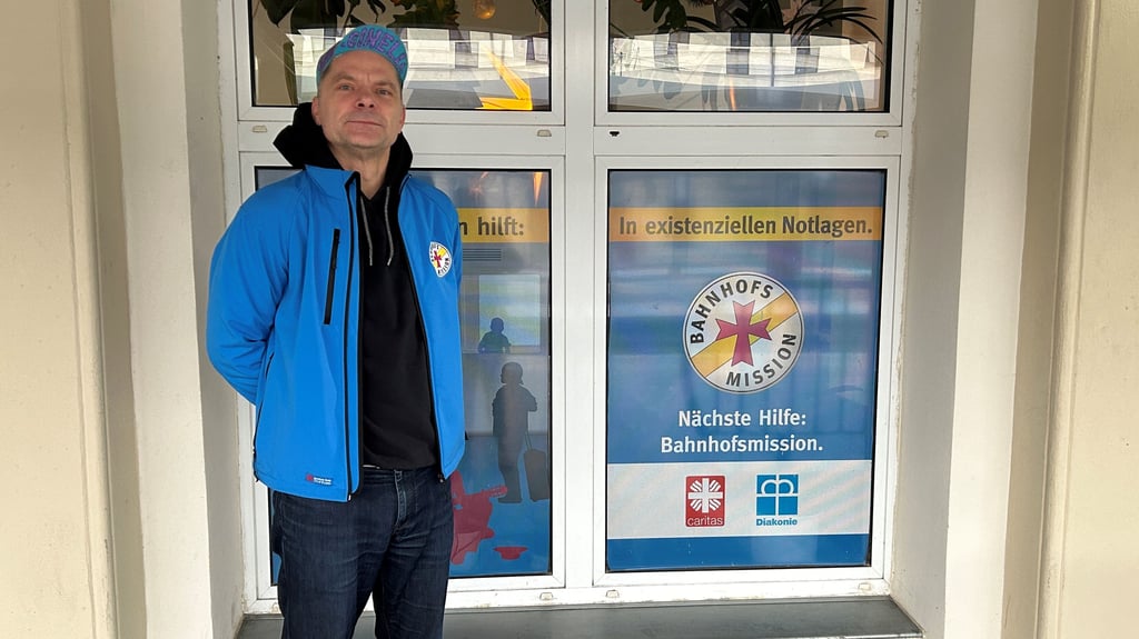 Florian Sosnowski leitet die Bahnhofsmission auf Gleis 5 am Magdeburger Hauptbahnhof. Er unterstützt mit seinem Team hilfsbedürftige Menschen auf ihrem schwierigen Weg.