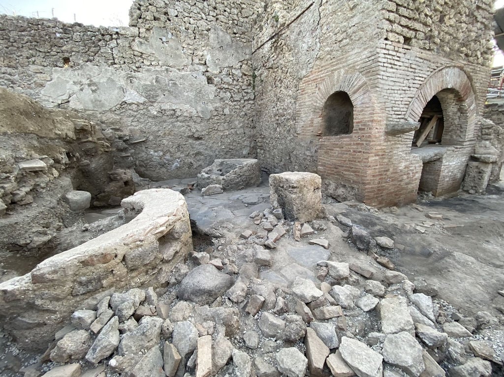 Reste einer etwa 2000 Jahre alten Gefängnisbäckerei, die auf dem Gelände der antiken Stadt Pompeji entdeckt wurden.
