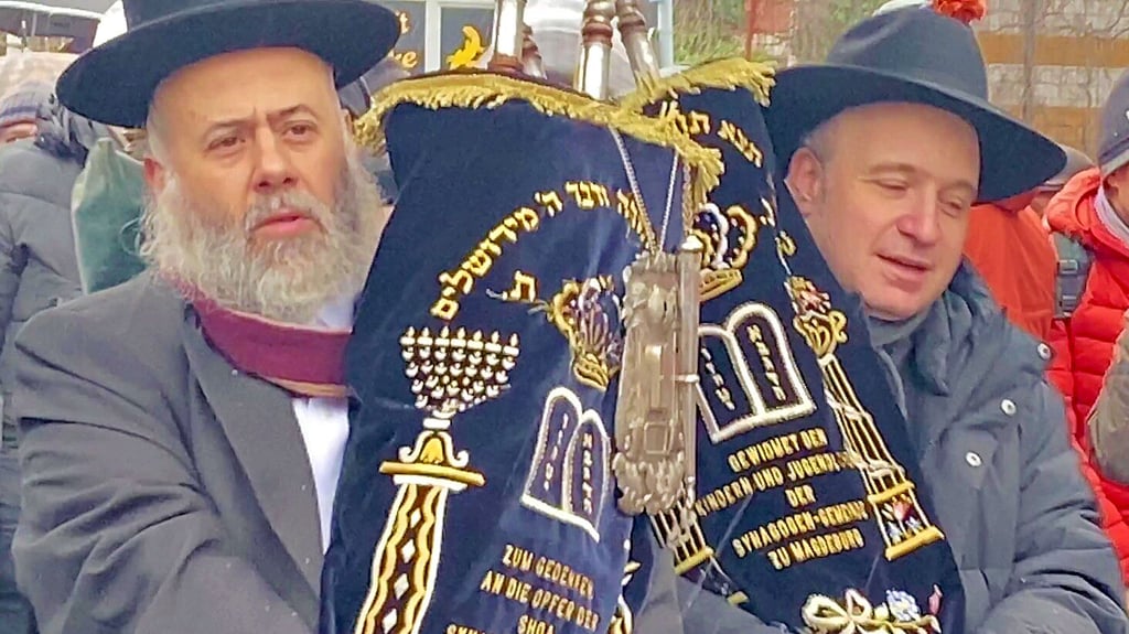 Rabbiner bringen die Torarollen zur Neuen Synagoge Magdeburg.