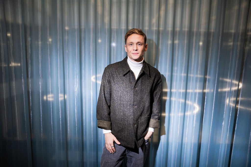Matthias Schweighöfer spielt im neuen Film „Girl You Know It's True“ die Rolle des Produzenten der Band Milli Vanilli.
