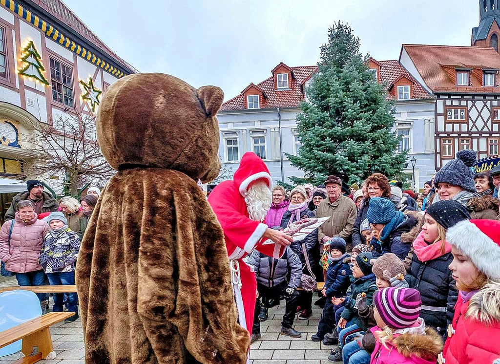 Auch in diesem Jahr wird der Weihnachtsmann den Lebkuchenschlüssel zur Familienweihnacht in Gräfenhainichen an die Kinder verteilen.