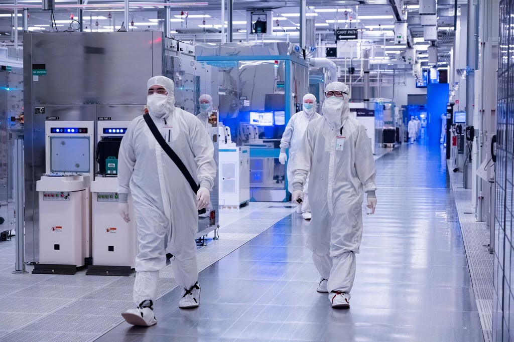 Die Intel-Mitarbeiter arbeiten in den Chip-Werken in sogenannten Reinräumen. Dort ist das Tragen von Schutzanzügen Pflicht – wie hier in Hillsboro im US-Bundestaat Oregon.